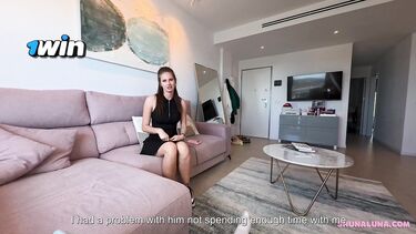 Сосет хуй и трахается с другом мужа после ссоры