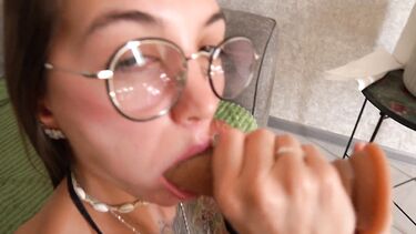 Татуированная девушка в чулках трахает сама себя резиновым членом