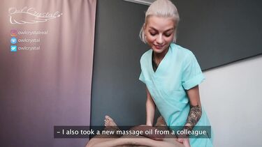 Медсестра жадно отсасывает хуй на лечебном массаже