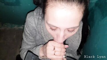 В подъезде: Замужняя русская брюнетка по-быстрому сосет в подъезде член соседа