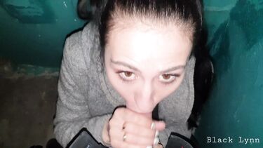 Замужняя русская брюнетка по-быстрому сосет в подъезде член соседа