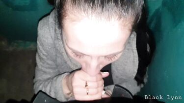 Замужняя русская брюнетка по-быстрому сосет в подъезде член соседа