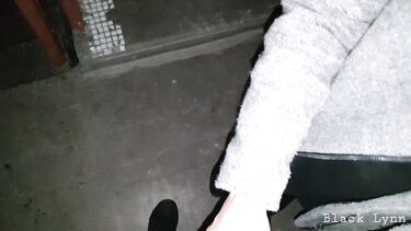 Замужняя русская брюнетка по-быстрому сосет в подъезде член соседа