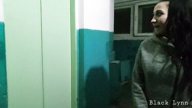 Замужняя русская брюнетка по-быстрому сосет в подъезде член соседа