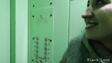 Замужняя русская брюнетка по-быстрому сосет в подъезде член соседа