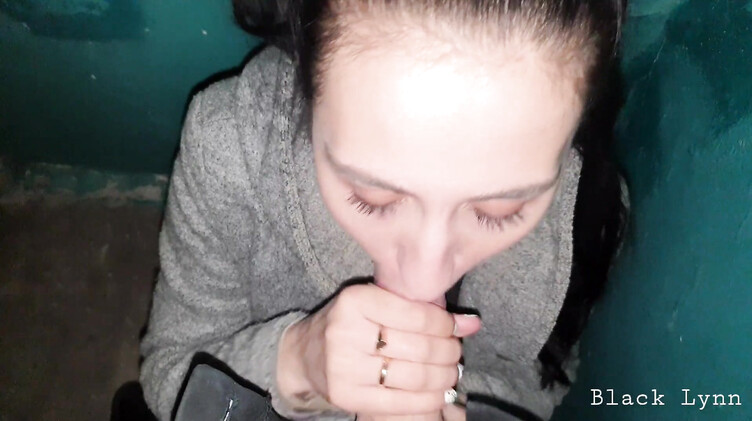 Любительское порно: Замужняя русская брюнетка по-быстрому сосет в подъезде член соседа