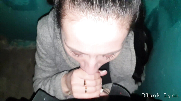 Замужняя русская брюнетка по-быстрому сосет в подъезде член соседа