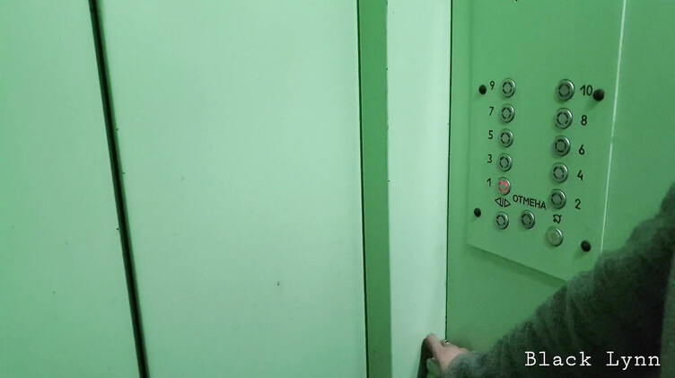 Замужняя русская брюнетка по-быстрому сосет в подъезде член соседа