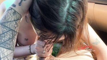 Спалились во время публичной ебли у машины