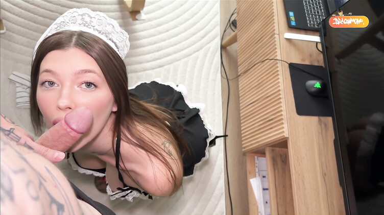 Сексуальная служанка в чулках стала шлюшкой для татуированного работодателя