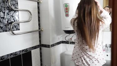 Сводный брат вуайерист подглядывает и трахает сексуальную сестренку