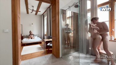 Две молодые русские пары занимаются сексом в разных комнатах