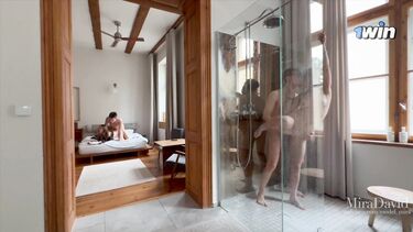 В душе: Две молодые русские пары занимаются сексом в разных комнатах