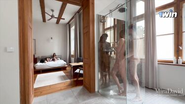 Две молодые русские пары занимаются сексом в разных комнатах