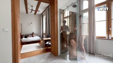 Две молодые русские пары занимаются сексом в разных комнатах