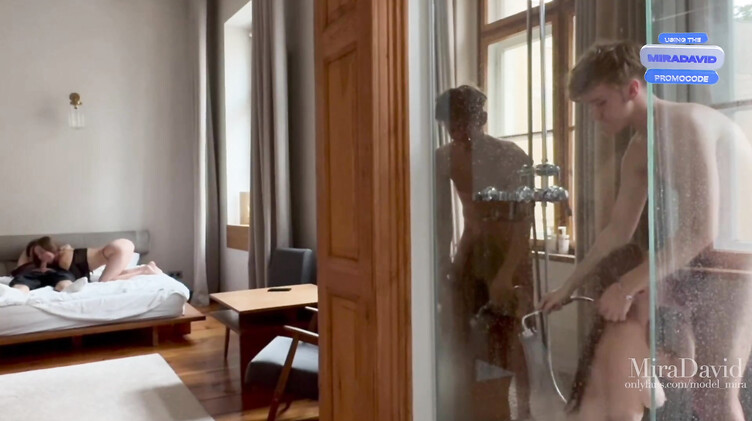 Две молодые русские пары занимаются сексом в разных комнатах