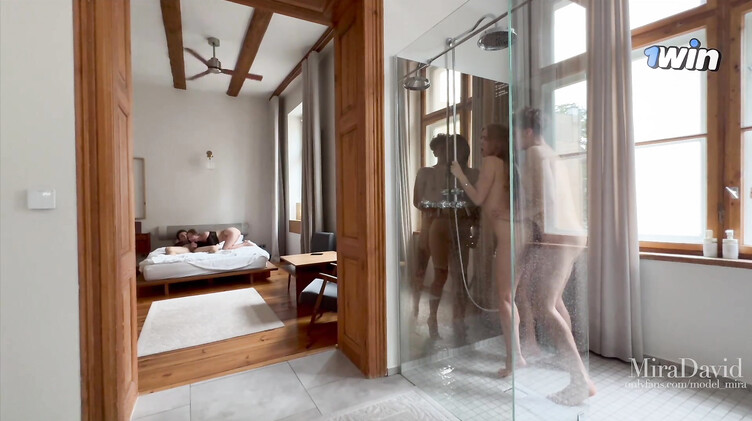 Две молодые русские пары занимаются сексом в разных комнатах