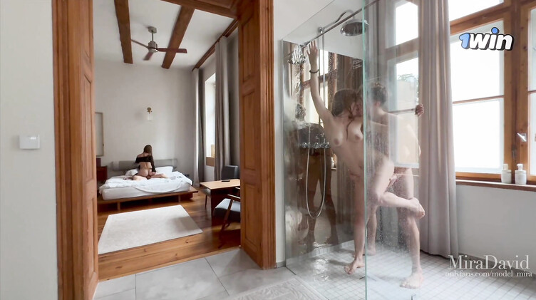 Две молодые русские пары занимаются сексом в разных комнатах