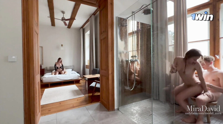 Две молодые русские пары занимаются сексом в разных комнатах