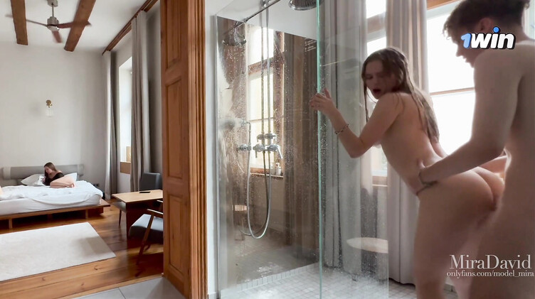 Две молодые русские пары занимаются сексом в разных комнатах