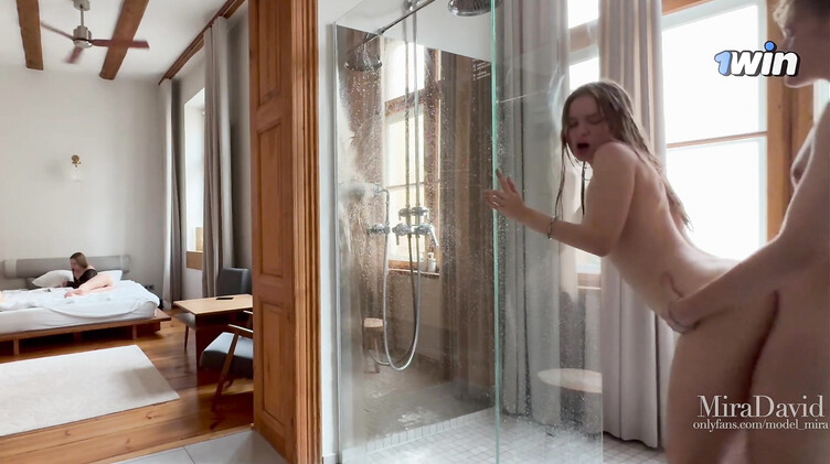 Две молодые русские пары занимаются сексом в разных комнатах