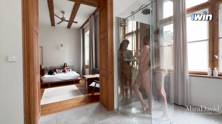 Две молодые русские пары занимаются сексом в разных комнатах