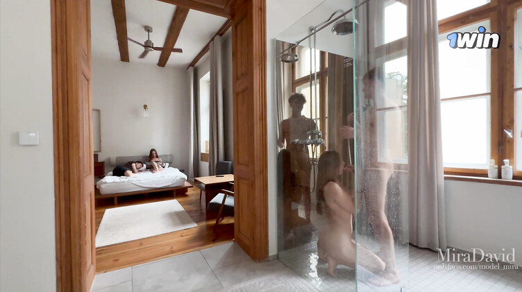 Две молодые русские пары занимаются сексом в разных комнатах