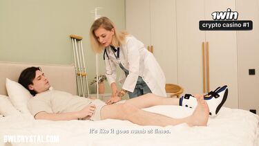 Докторша дрочит пациенту стетоскопом перед еблей на больничной койке