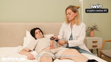 Докторша дрочит пациенту стетоскопом перед еблей на больничной койке