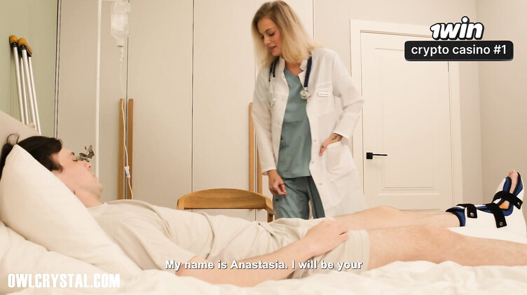 Докторша дрочит пациенту стетоскопом перед еблей на больничной койке