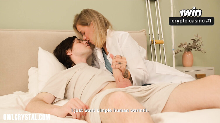 Докторша дрочит пациенту стетоскопом перед еблей на больничной койке