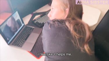 Любовник ебет сучку, пока она на видео связи с мужем