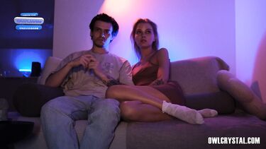 Совместный просмотр ужастика закончился минетом от сводной сестры