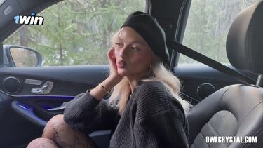 Оул Кристал в берете строчит минет богатому водителю мерса