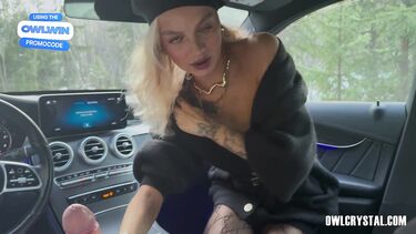 Оул Кристал в берете строчит минет богатому водителю мерса