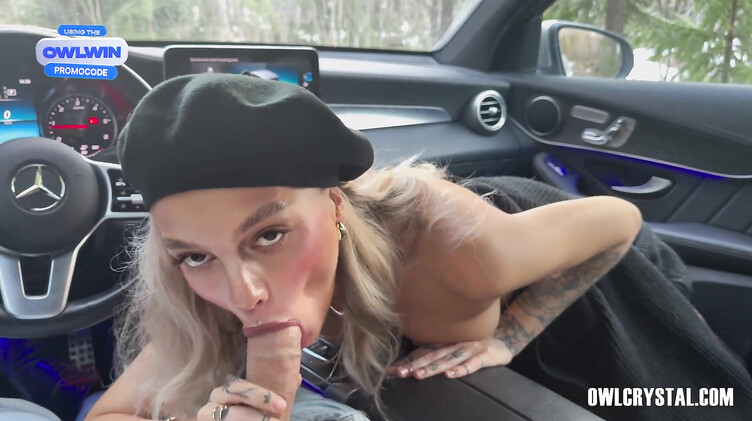 Оул Кристал в берете строчит минет богатому водителю мерса