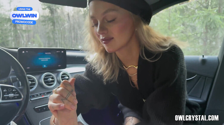 Оул Кристал в берете строчит минет богатому водителю мерса