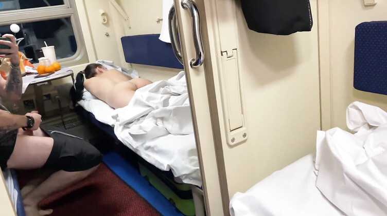 Незнакомец ворвался в купе к полуголой русской девушке и трахнул ее в киску