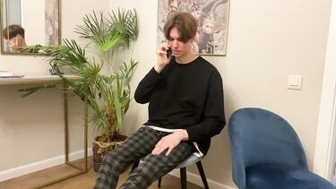 Молодой русский куколд предложил другу выебать его любимую девушку