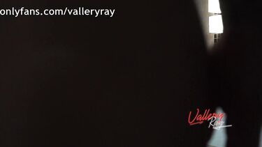 Поймал сводную сестру на мастурбации самотыком и трахнул на унитазе