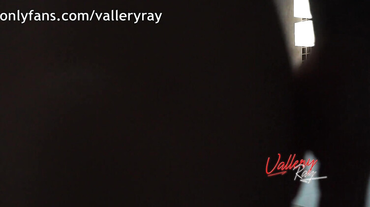 Поймал сводную сестру на мастурбации самотыком и трахнул на унитазе