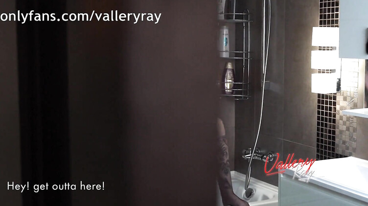 Поймал сводную сестру на мастурбации самотыком и трахнул на унитазе