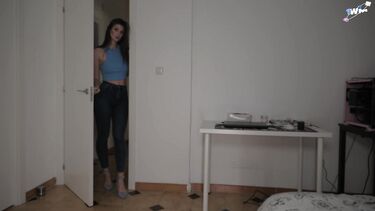 Шаловливая девчонка ебется с парнем сестры пока та потеет на экзаменах