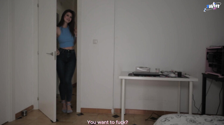 Шаловливая девчонка ебется с парнем сестры пока та потеет на экзаменах