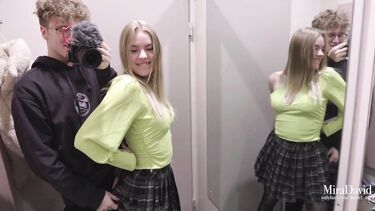 Рекламная фотосессия в магазине закончилась еблей в примерочной