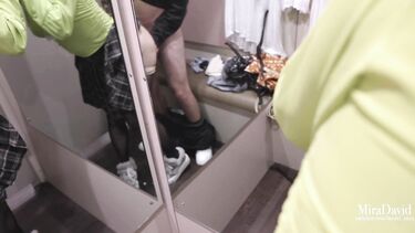 Рекламная фотосессия в магазине закончилась еблей в примерочной