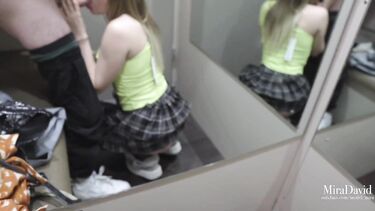 Рекламная фотосессия в магазине закончилась еблей в примерочной