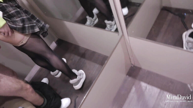 Рекламная фотосессия в магазине закончилась еблей в примерочной