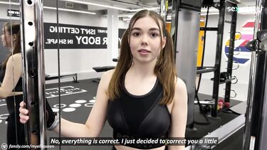 Фитоняшка глотает хуй и сперму тренера в подсобке спортзала