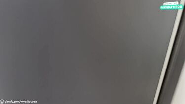 Фитоняшка глотает хуй и сперму тренера в подсобке спортзала